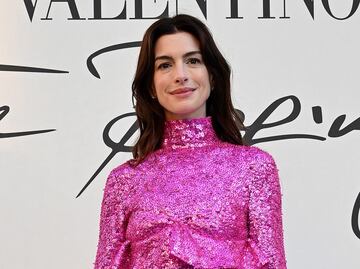 Anne Hathaway roba corazones en Roma con minivestido de Barbie