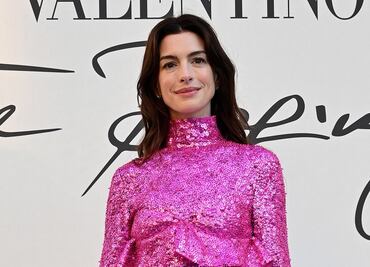Anne Hathaway roba corazones en Roma con minivestido de Barbie