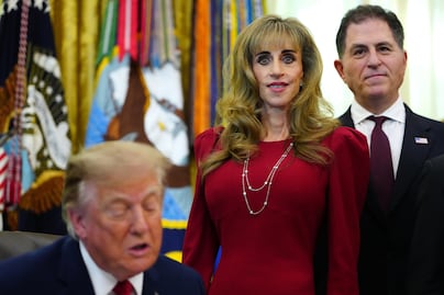 ¿Quién es la mujer de rojo junto a Trump? Susan Dell se vuelve viral y usuarios la comparan con una “reptiliana”