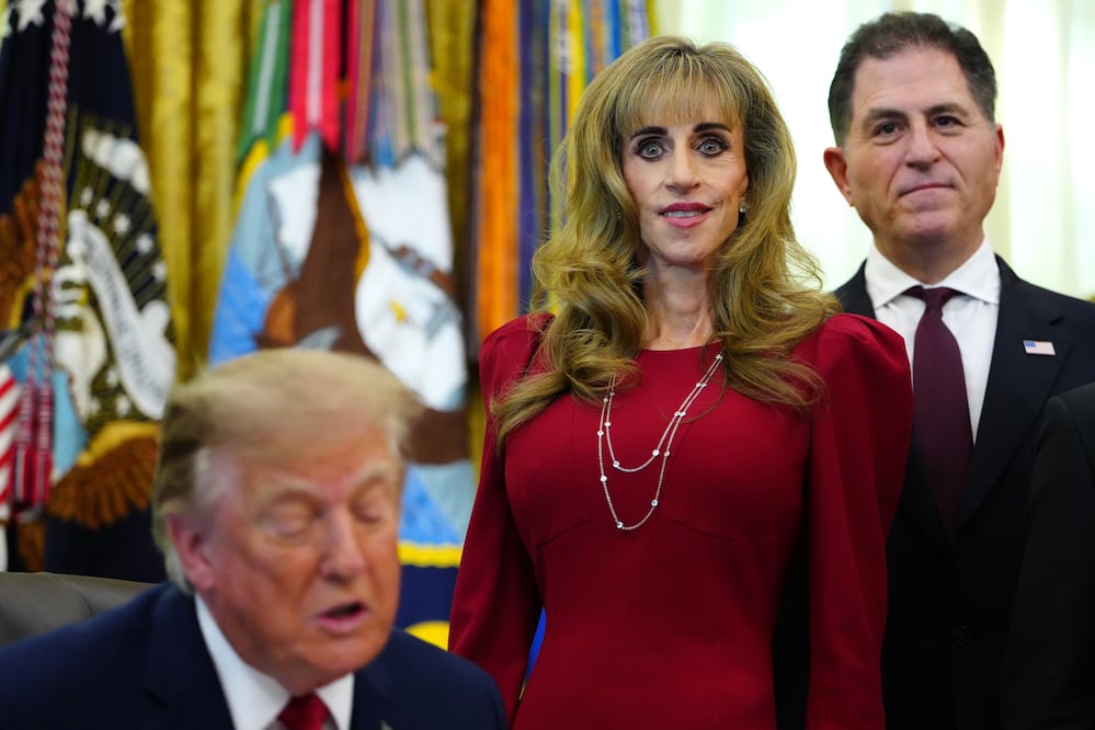 ¿Quién es la mujer de rojo junto a Trump? Susan Dell se vuelve viral y usuarios la comparan con una “reptiliana”. (AP Photo/Julia Demaree Nikhinson)