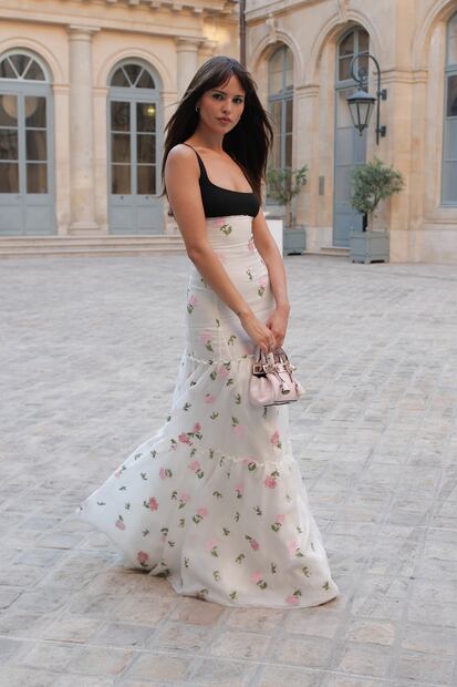 Eiza González luce vestido de lujo ideal para el verano y posa con Robbie Williams