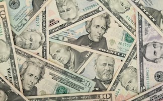 Youtuber organizó decenas de fiestas tras recibir cheque de apoyo del gobierno