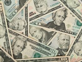 Youtuber organizó decenas de fiestas tras recibir cheque de apoyo del gobierno