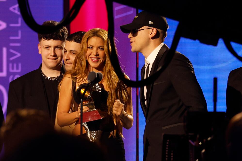 Shakira y el argentino Bizarrap durante su actuación en la gala anual de los Latin Grammy celebrada este jueves en Sevilla. EFE/Julio Muñoz