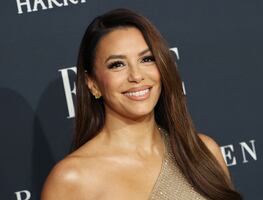 Eva Longoria, de 49 años, da cátedra de estilo al posar con vestido backless