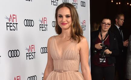 Natalie Portman deslumbra con minivestido en jardín de Australia