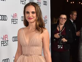 Natalie Portman deslumbra con minivestido en jardín de Australia