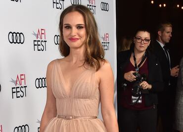Natalie Portman deslumbra con minivestido en jardín de Australia