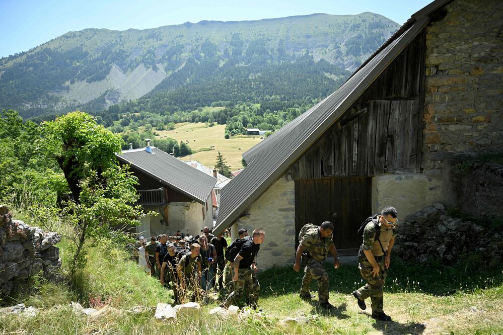 Búsqueda en zona montañosa: Las autoridades rastrean edificios y vehículos en busca de Émile. (Photo by NICOLAS TUCAT / AFP)
