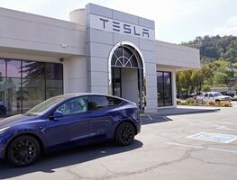 Mujer de EU da a luz a bordo de Tesla con piloto automático