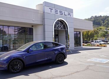 Mujer de EU da a luz a bordo de Tesla con piloto automático