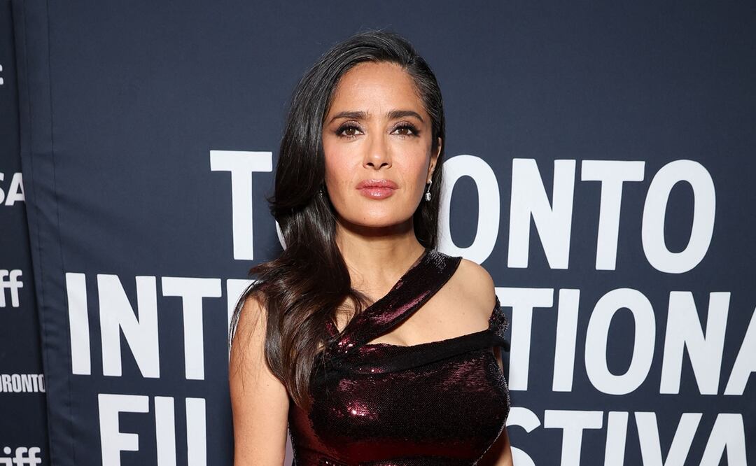 Salma Hayek presume curvas de infarto y belleza radiante a los 58 años en vestido de lujo. Foto: AFP