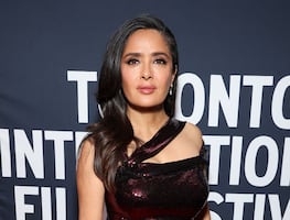 Salma Hayek presume curvas de infarto y belleza radiante a los 58 años en vestido de lujo