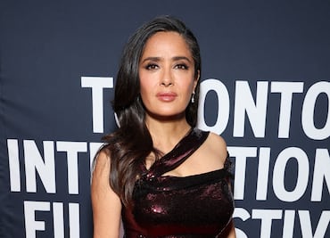 Salma Hayek presume curvas de infarto y belleza radiante a los 58 años en vestido de lujo