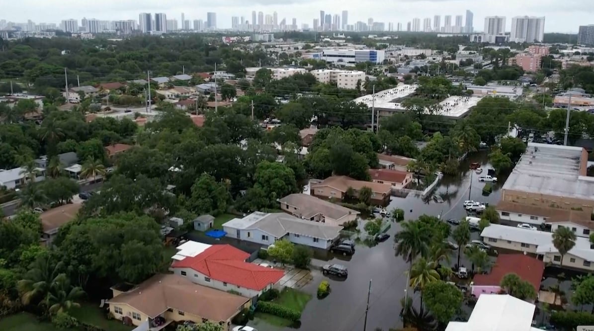 Florida declara emergencia en 5 condados por inundaciones y advierte de lluvias torrenciales en próximas horas. (AP Photo/Daniel Kozin)