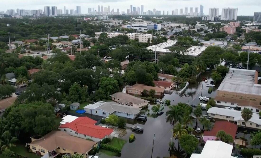 Florida declara emergencia en 5 condados por inundaciones y advierte de lluvias torrenciales en próximas horas. (AP Photo/Daniel Kozin)