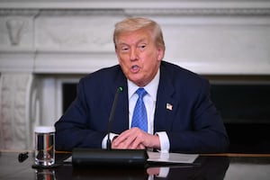 Trump justifica enviar tropas para “proteger” a EU de los cárteles de la droga