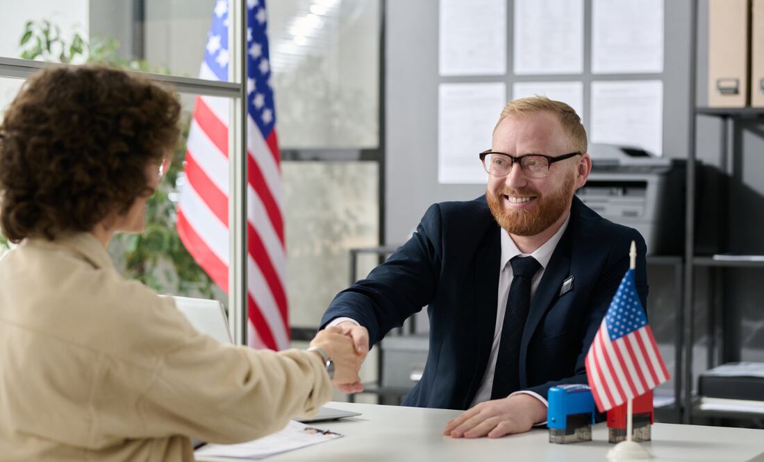 Trabaja como asistente de pasaportes en el Consulado de Estados Unidos; pagan $341,278 anuales. iStock/mediaphotos