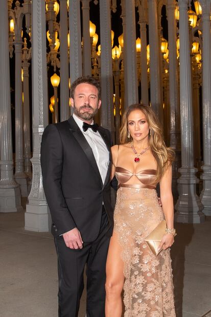 Jennifer Lopez presume belleza eterna y sensualidad con vestido traslúcido. Foto: Shutterstock vía Grosby