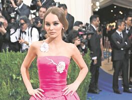 Hija de Johnny Depp arrasa con 'braless' y abdomen plano en LA