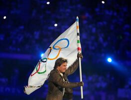 “Voy en camino”. Tom Cruise se roba el espectáculo de los Juegos Olímpicos rumbo a Los Ángeles 2028
