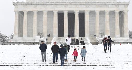 Suman 5 muertos por tormenta invernal que azota a EU