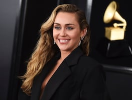 Miley Cyrus presume belleza con vestido de corsé en promocional de Año Nuevo