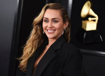 Miley Cyrus presume belleza con vestido de corsé en promocional de Año Nuevo