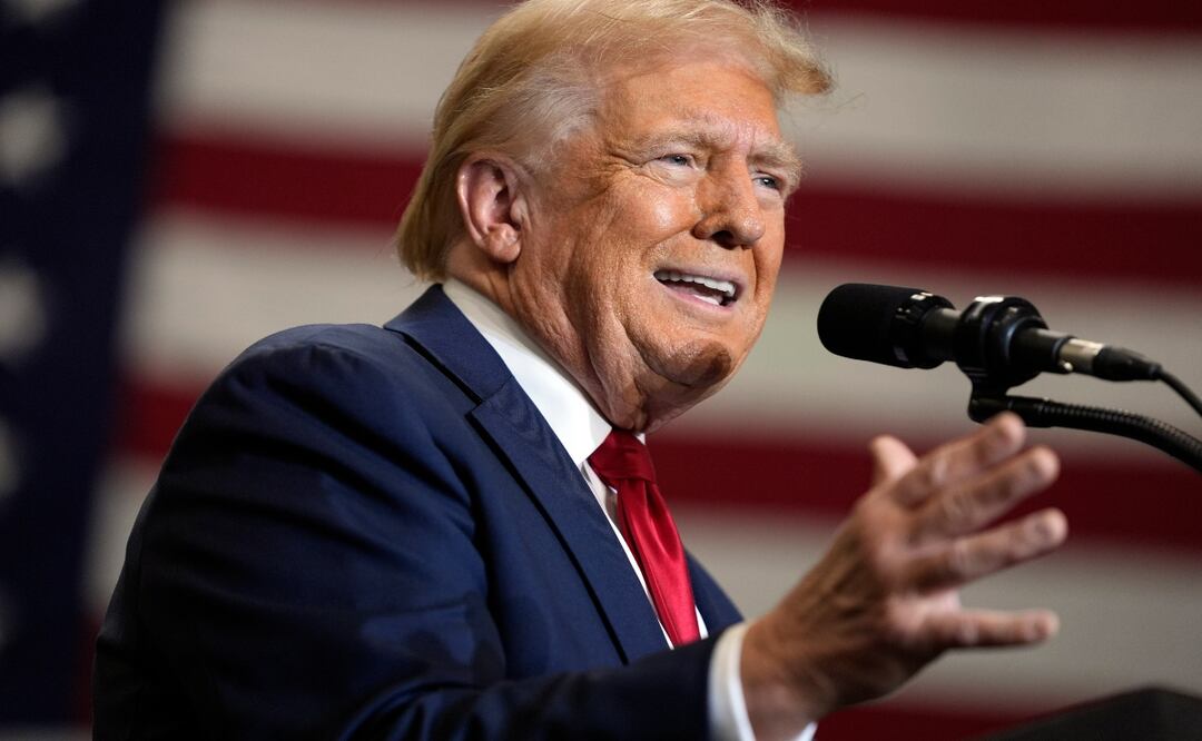 Trump advierte que si gana las elecciones expulsará a migrantes que llegaron bajo programas de Biden. Foto: AP