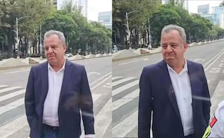 Surge ‘Lord Berrinches’: Hombre se pone frente a Metrobús y bloquea su paso porque no alcanzó a subirse. VIDEO