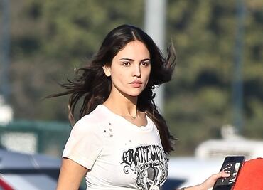 Eiza González presume diminuta cintura por calles de Beverly Hills