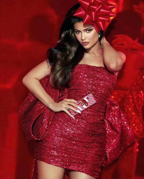 Kylie Jenner recibe la Navidad con minivestido brillante