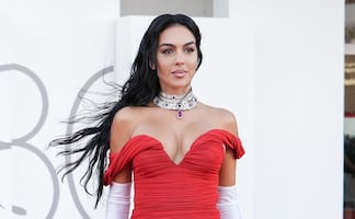 Georgina Rodríguez arranca suspiros con alucinante vestido rojo y escote de infarto en Instagram