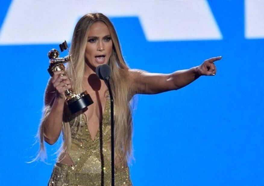 JLo se luce en sexy vestido de raja