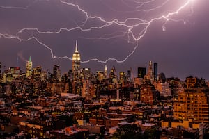 Impactante rayo cae sobre el Empire State Building en Nueva York durante tormenta eléctrica. VIDEO