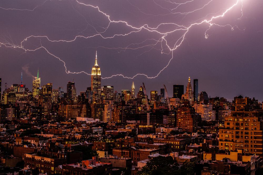 Impactante rayo cae sobre el Empire State Building en Nueva York durante tormenta eléctrica. VIDEO. FOTO: iStock / BradNYC