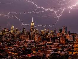 Impactante rayo cae sobre el Empire State Building en Nueva York durante tormenta eléctrica. VIDEO