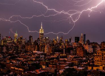 Impactante rayo cae sobre el Empire State Building en Nueva York durante tormenta eléctrica. VIDEO