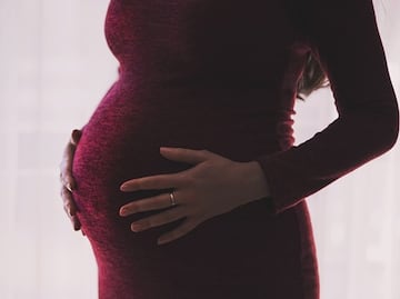 Fumar en embarazo duplicaría riesgo de muerte de bebés
