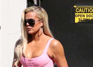 Khloé Kardashian presume figura con corsé de impacto en Calabasas