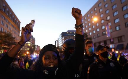 Un centenar de manifestarse contra el racismo se reúnen ante la Casa Blanca