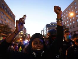 Un centenar de manifestarse contra el racismo se reúnen ante la Casa Blanca