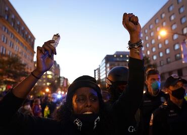 Un centenar de manifestarse contra el racismo se reúnen ante la Casa Blanca