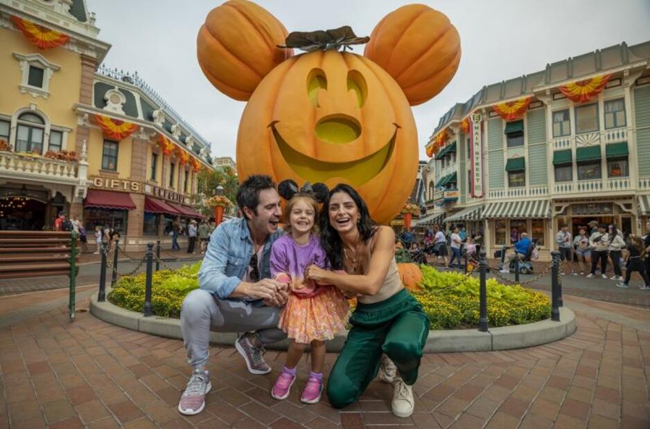 Kai, Aislinn Derbez y Mauricio Ochmann celebran juntos Halloween en Disneyland 