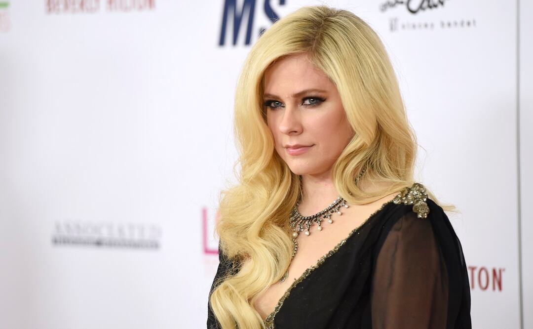 Avril Lavigne se luce en look gótico en Barlín. Foto: AP