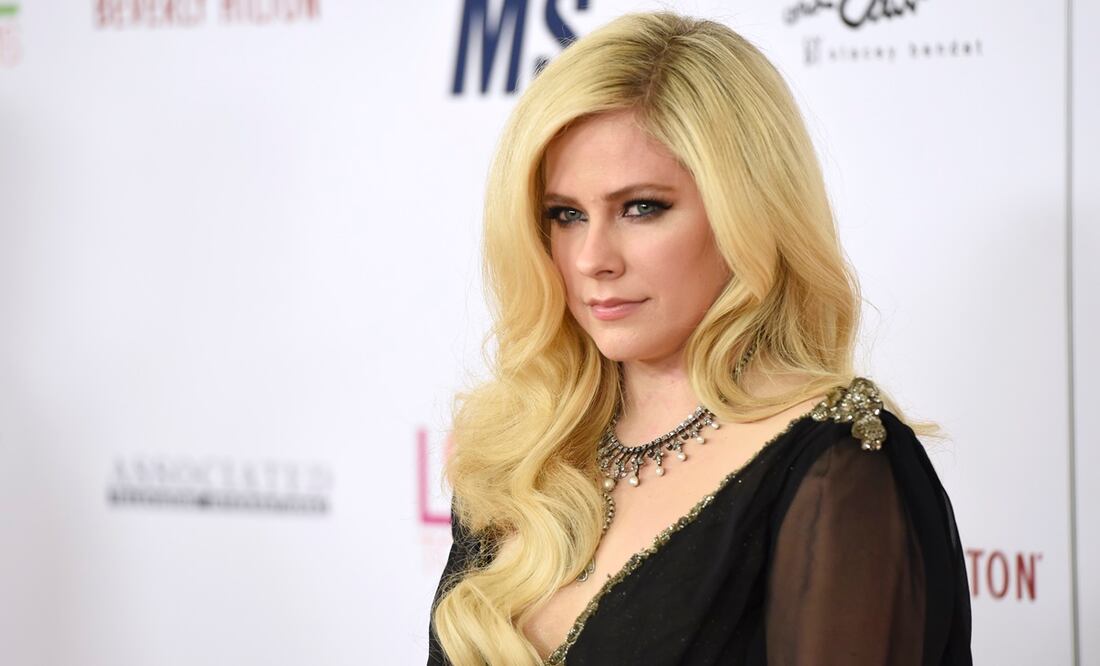 Avril Lavigne se luce en look gótico en Barlín. Foto: AP