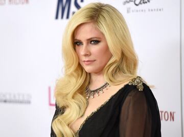 Avril Lavigne se luce en minifalda y top gótico traslúcido durante concierto en Berlín