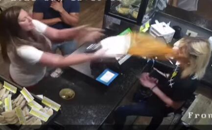 Video. Mujer arroja sopa caliente a empleada de restaurante mexicano en Texas 