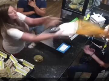 Video. Mujer arroja sopa caliente a empleada de restaurante mexicano en Texas