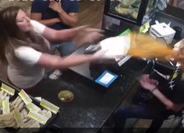 Video. Mujer arroja sopa caliente a empleada de restaurante mexicano en Texas